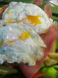 Una foto de Huevos rotos al estilo lucio