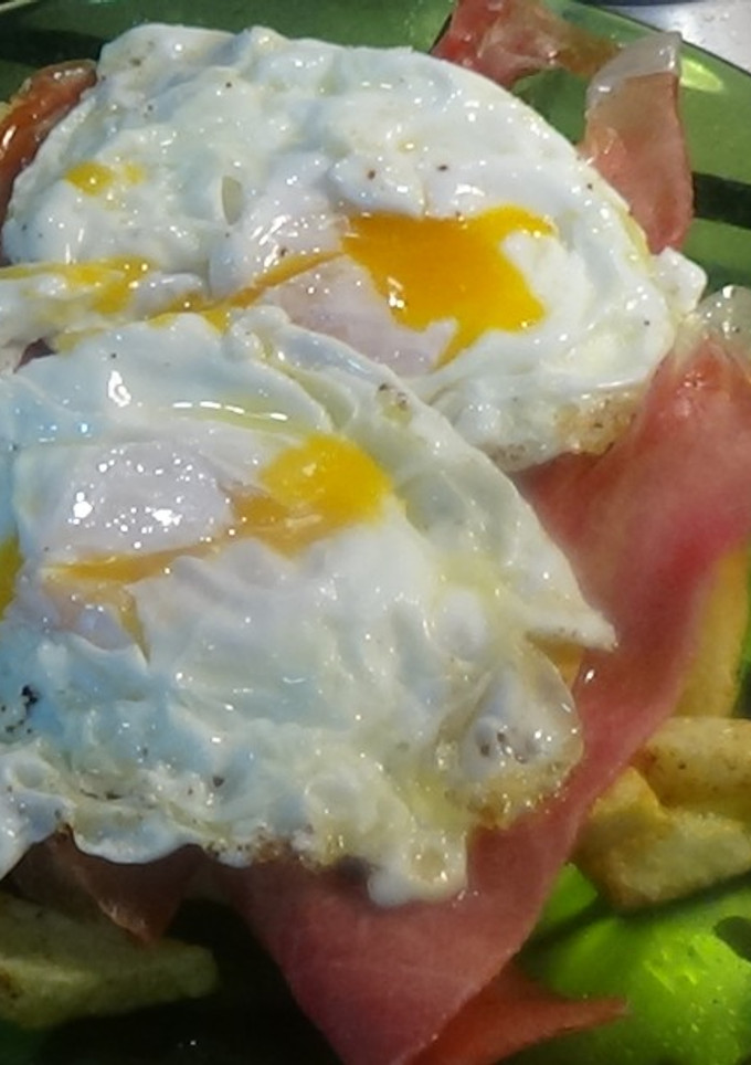 Una foto de Huevos rotos al estilo lucio