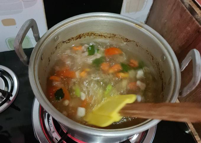 Langkah Mudah untuk Menyiapkan Sop Ayam Daging Bakso Simpel Anti Gagal