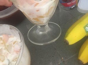 Una foto de Postre con frutas en almíbar🍑🍐🍍