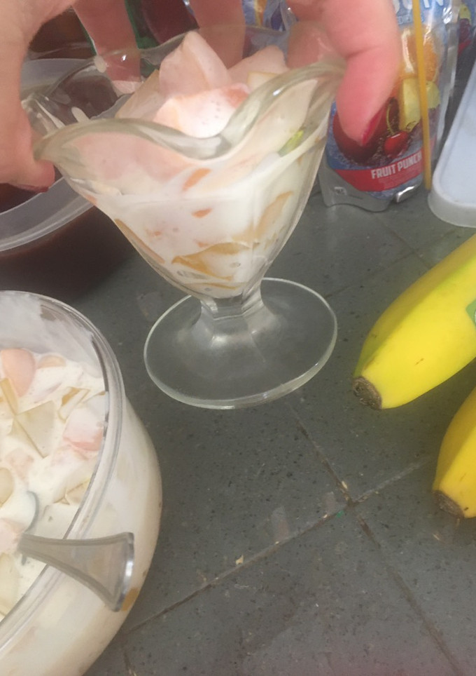 Una foto de Postre con frutas en almíbar🍑🍐🍍