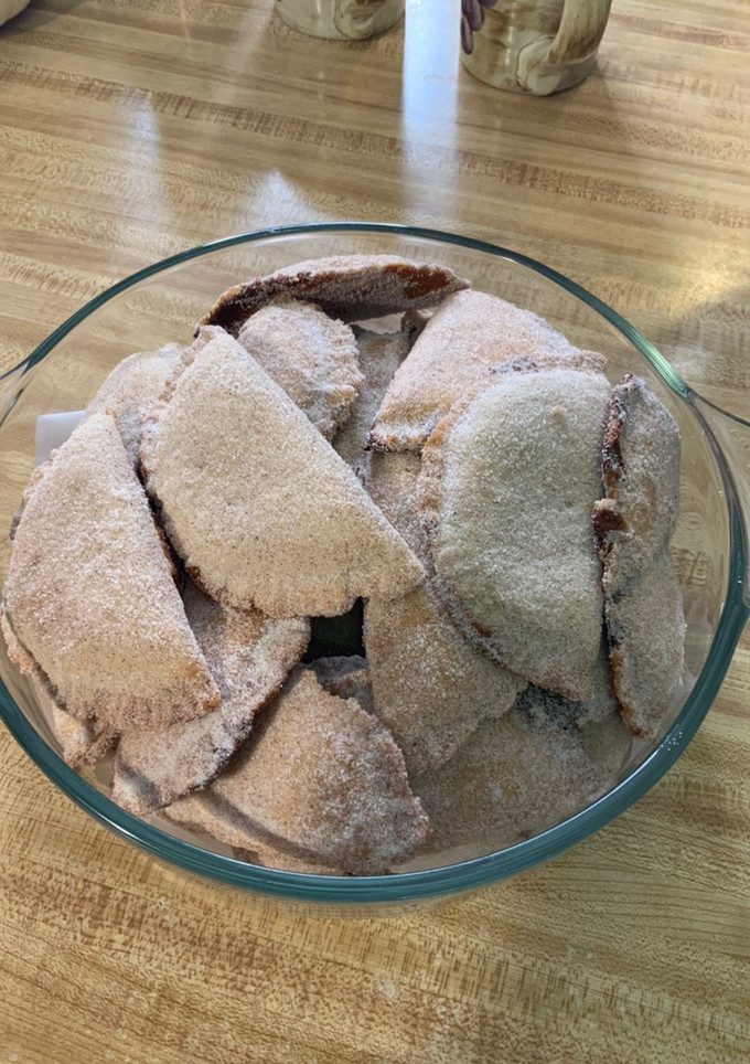 Una foto de Empanadas con refresco de cola