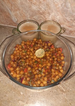 A picture of Chilli Chana with tea.