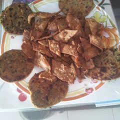 A picture of Bajri methi bytes or namkeen sakarpare.