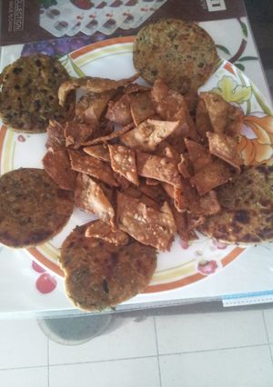 A picture of Bajri methi bytes or namkeen sakarpare.