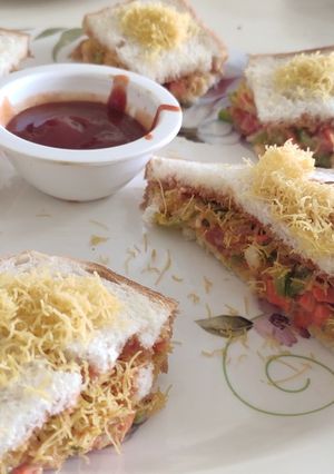 સેન્ડવીચ(Sandwich recipe in Gujarati) રેસીપી મુખ્ય ફોટો