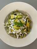 Pasta al pesto di zucchine, basilico e ricotta salata