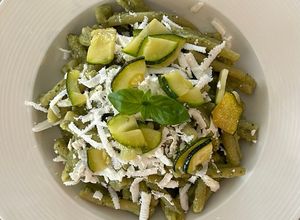 Foto di Pasta al pesto di zucchine, basilico e ricotta salata