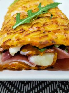 Una foto de Rollo de zanahoria con crema mascarpone, rúcula y jamón