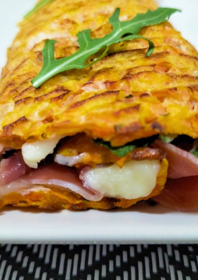 Una foto de Rollo de zanahoria con crema mascarpone, rúcula y jamón