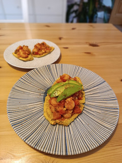 Una foto de Patacones en Airfryer con gambas y aguacate