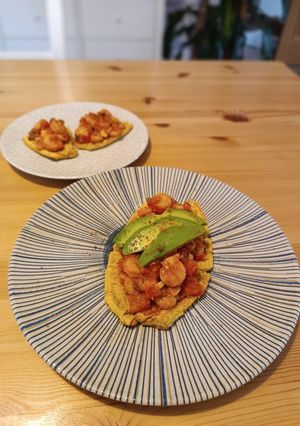Una foto de Patacones en Airfryer con gambas y aguacate