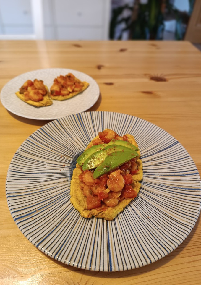 Una foto de Patacones en Airfryer con gambas y aguacate