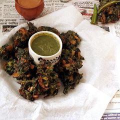 A picture of Karemu ke saag ki pakudi.