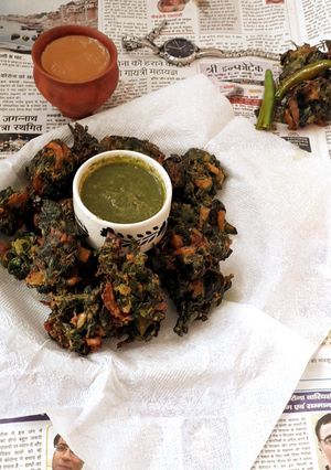 A picture of Karemu ke saag ki pakudi.
