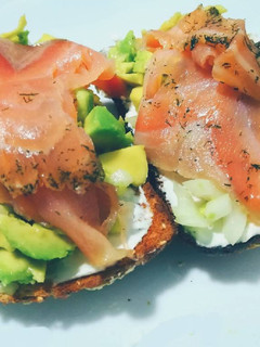 Una foto de Tosta de Salmón y Aguacate