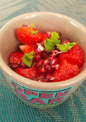 Une photo de Salade fraise, grenade et menthe