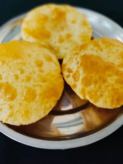 पूरी (poori recipe in Hindi) रेसिपी मुख्य फोटो