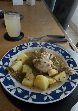 Una foto de Pollo con papas, guisantes a la cacerola en cerveza y algo más