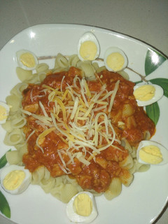 Una foto de Pasta con atún y huevos de codorniz