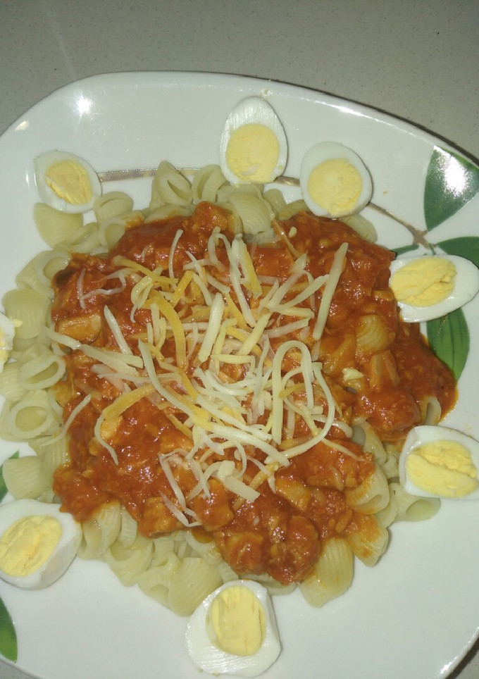 Una foto de Pasta con atún y huevos de codorniz