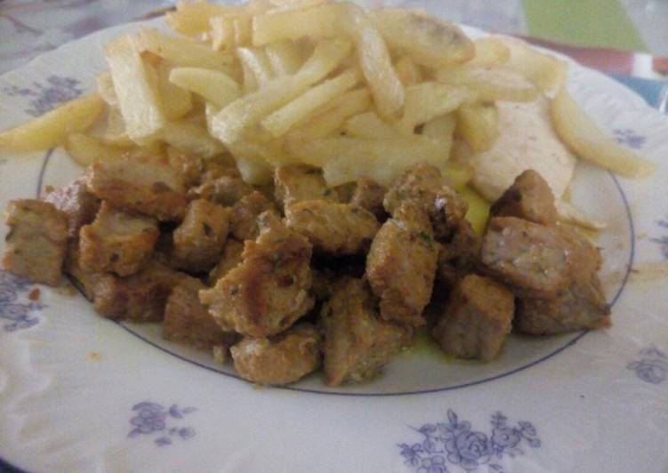 Plato de pinchitos de pollo, filete de pollo y patatas fritas
