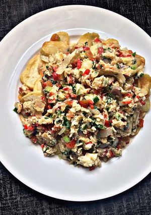 A picture of Spring onion scrambled eggs with fries.