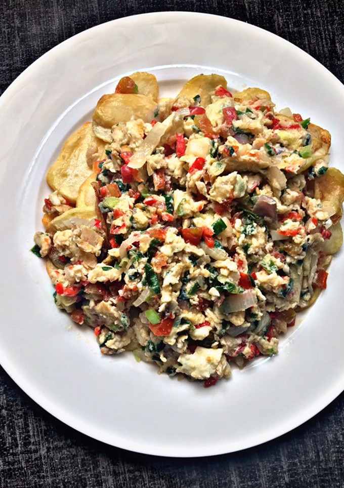 A picture of Spring onion scrambled eggs with fries.