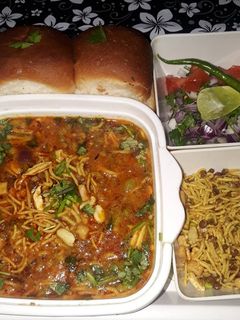 मिसल पाव (Misal Pav recipe in Hindi) रेसिपी मुख्य फोटो