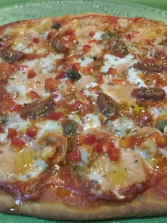 Una foto de Pizza con salmón ahumado y gambas