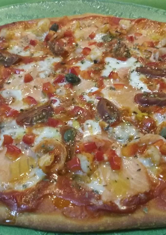 Una foto de Pizza con salmón ahumado y gambas