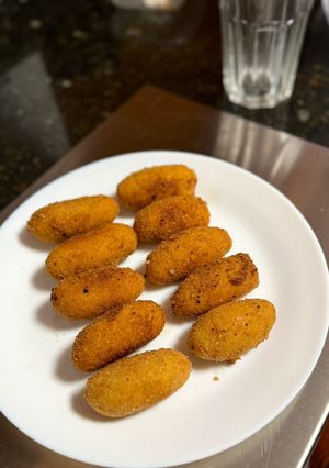 Una foto de Croquetas de gambas al ajillo
