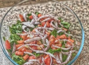 صورة لوصفة سلطه الجرجير والسماق والبصل 🤩