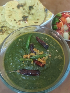 सरसो का साग और मक्के की रोटी (Sarson ka saag aur makke ki roti recipe in hindi) रेसिपी मुख्य फोटो