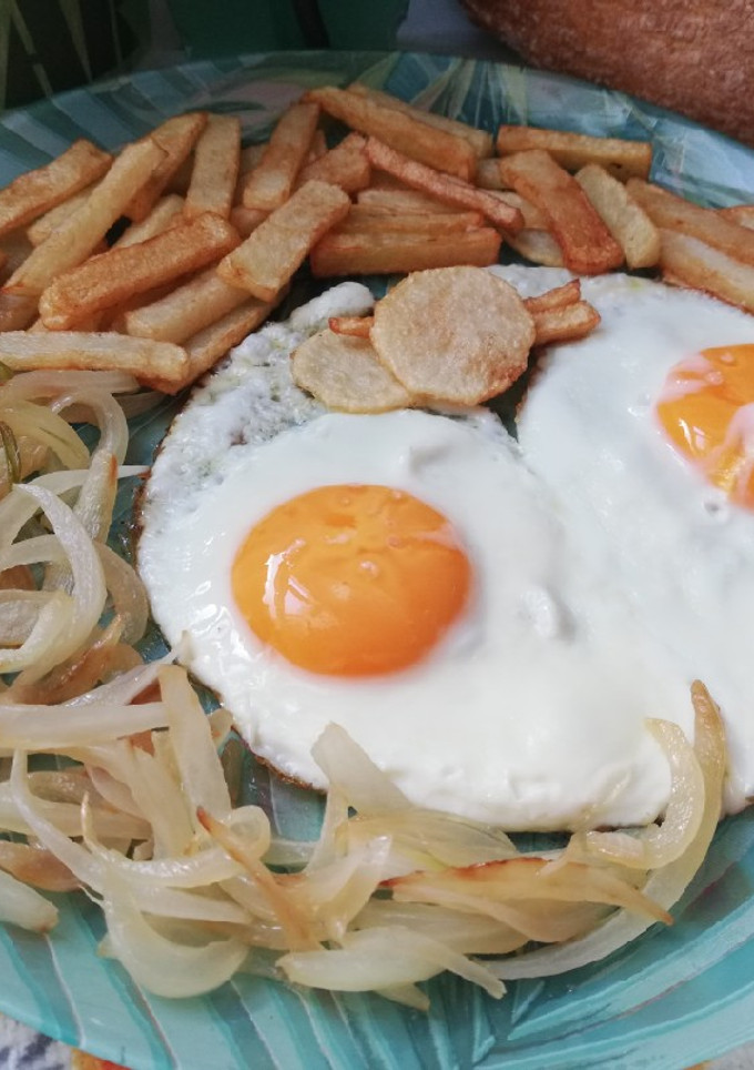 Una foto de Huevos a la plancha con cebolla y patatas 🍳🥚🥔