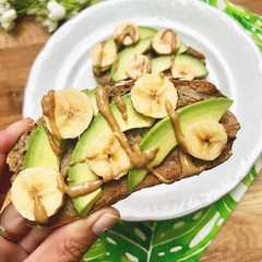 Una foto de Tostada de centeno con aguacate, plátano y crema de cacahuete