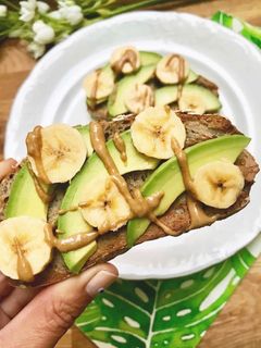 Una foto de Tostada de centeno con aguacate, plátano y crema de cacahuete
