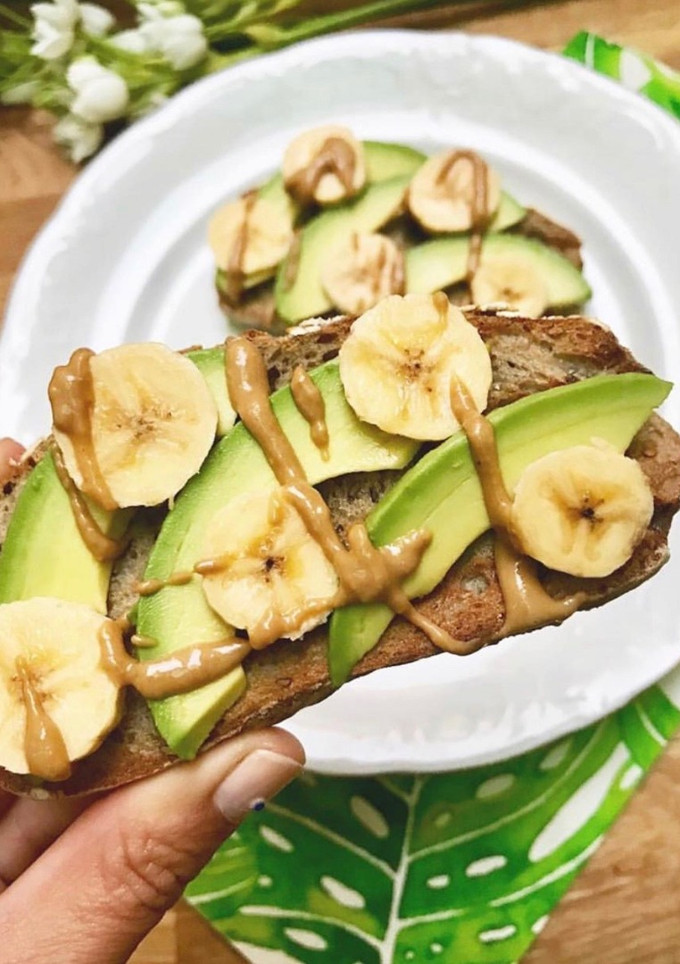 Una foto de Tostada de centeno con aguacate, plátano y crema de cacahuete
