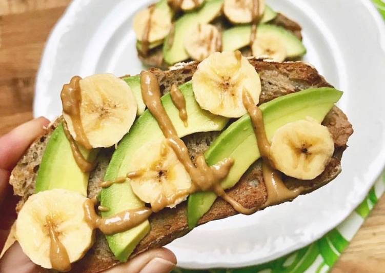 Tostada de centeno con aguacate, plátano y crema de cacahuete Receta de