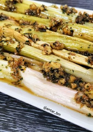Una foto de Puerros asados con vinagreta de nueces