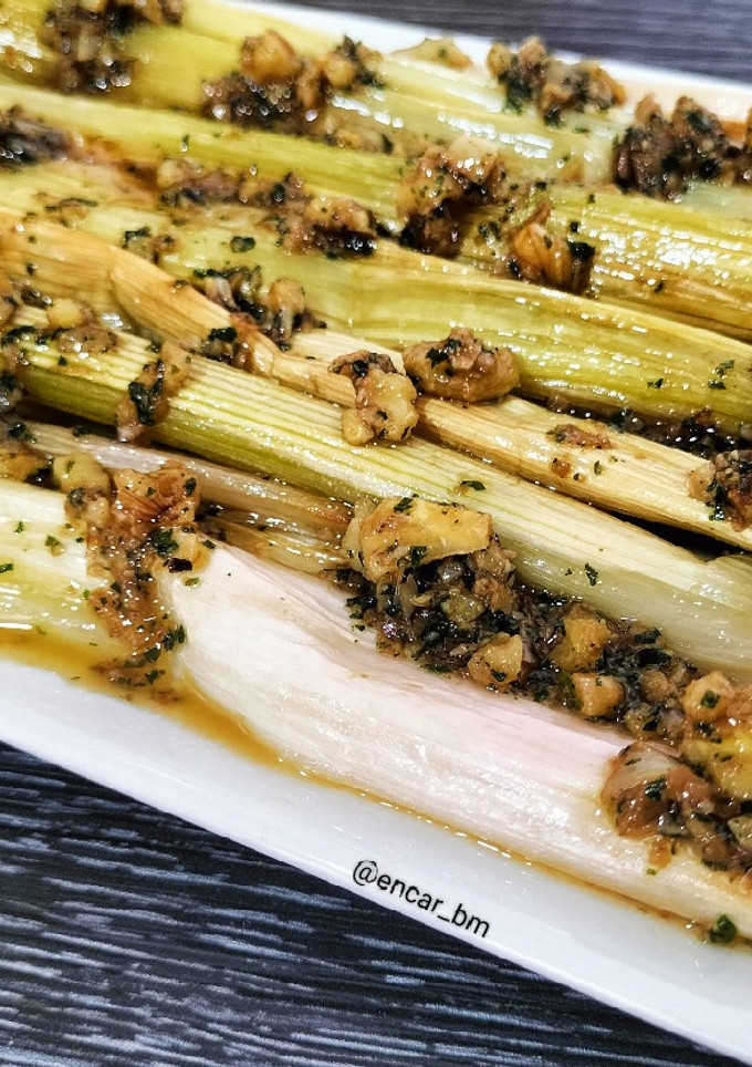 Una foto de Puerros asados con vinagreta de nueces