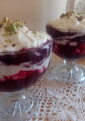 Fehércsokis, gyümölcsös pohárkrém recept fotója
