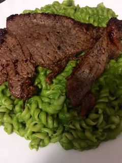 Una foto de Fideos al pesto con bistec 🍖