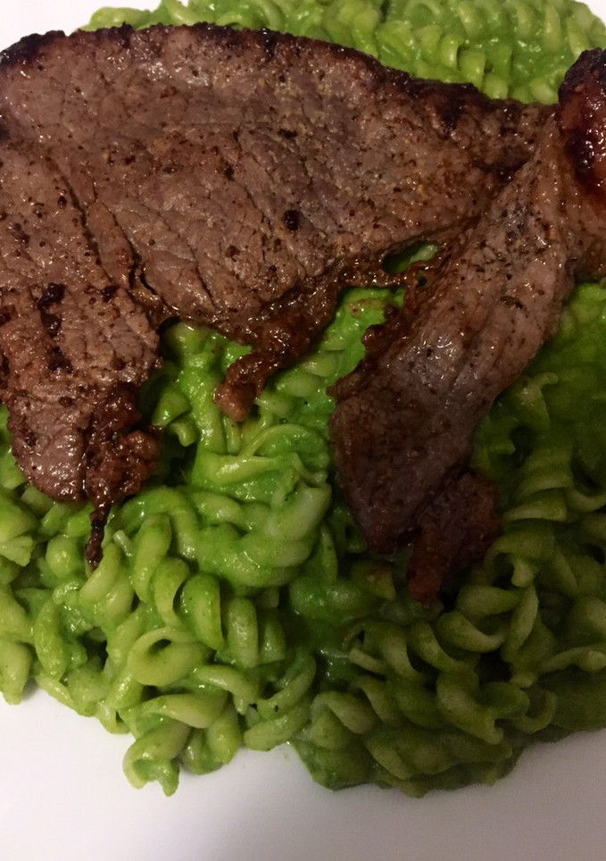 Una foto de Fideos al pesto con bistec 🍖