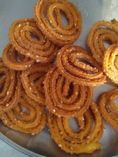 ચોખા ની ચકરી (Rice flour chakri Recipe In Gujarati) રેસીપી મુખ્ય ફોટો