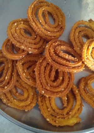 ચોખા ની ચકરી (Rice flour chakri Recipe In Gujarati) રેસીપી મુખ્ય ફોટો