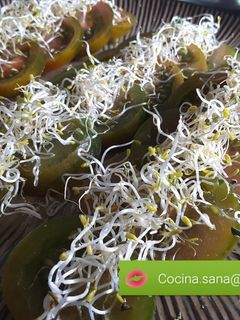 Una foto de Tomate raf con alfalfa con aceite de lino