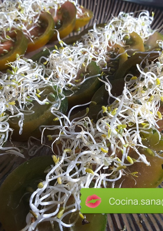 Una foto de Tomate raf con alfalfa con aceite de lino
