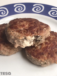 Una foto de Biftekia, burger griega rellenita de feta