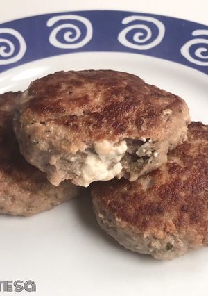 Una foto de Biftekia, burger griega rellenita de feta